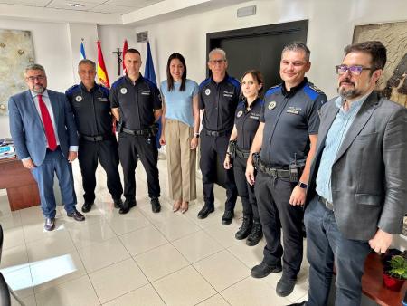 Imagen La alcaldesa de Majadahonda, Lola Moreno, recibe a los 4 nuevos subinspectores de la Policía Local