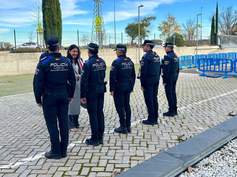 Imagen La alcaldesa de Majadahonda, con los nuevos oficiales de la Policía Local